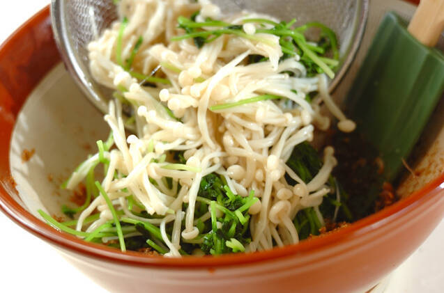 豆苗とエノキのゴマ和えの作り方の手順3