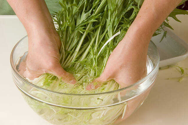 水菜と鮭缶のサッと煮の作り方の手順1