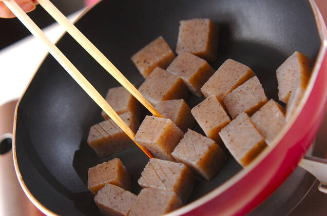 板コンニャクの揚げ焼きの作り方の手順1