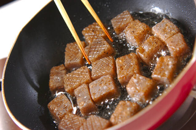板コンニャクの揚げ焼きの作り方の手順3