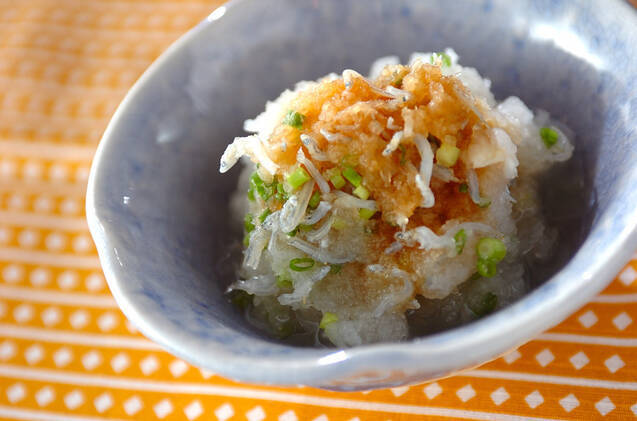 水色の小鉢に入ったちりめんじゃこおろし