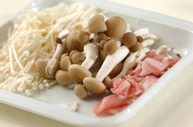 豚肉入りキノコのみそ汁の作り方の手順1