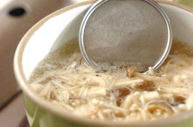 豚肉入りキノコのみそ汁の作り方の手順5