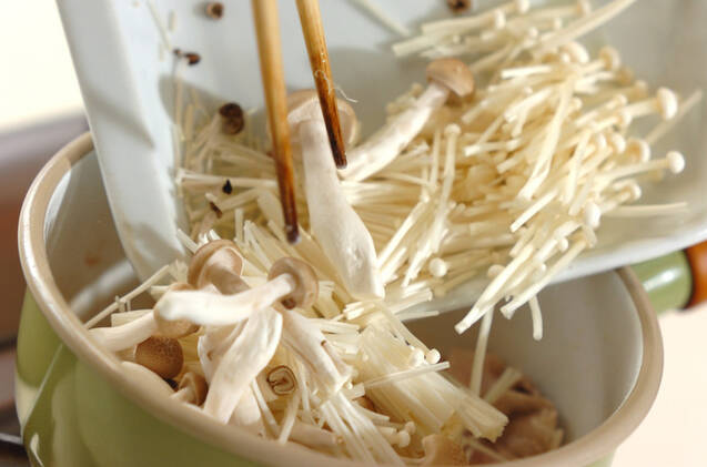 豚肉入りキノコのみそ汁の作り方の手順4