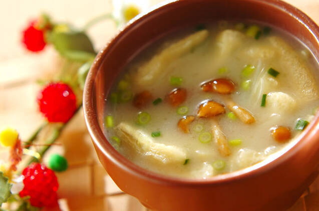 ナメコと油揚げの白みそ汁