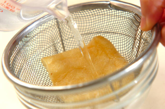 ナメコと油揚げの白みそ汁の作り方の手順2