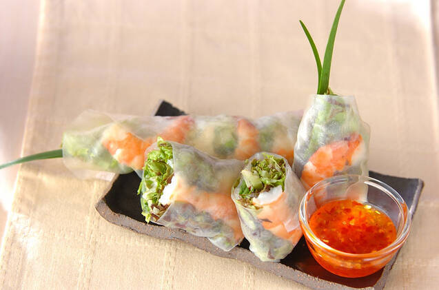 お皿に盛り付けられた生春巻きにスイートチリソースが添えられている様子