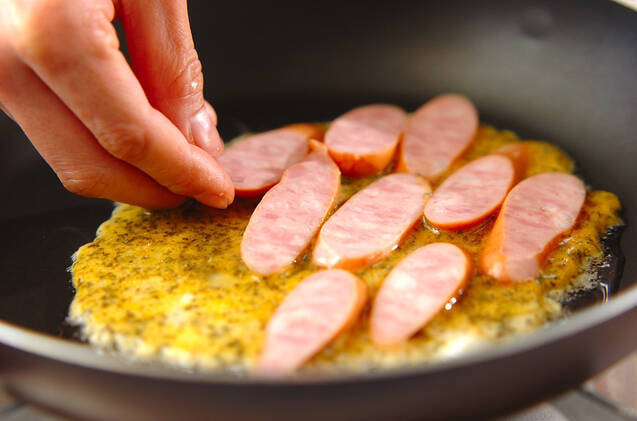 ソーセージ入りペタンコ卵焼きの作り方の手順3