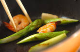 エビとアスパラのユズコショウ炒めの作り方2