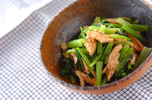 茶色い器に入っている鶏肉と小松菜のごま和え