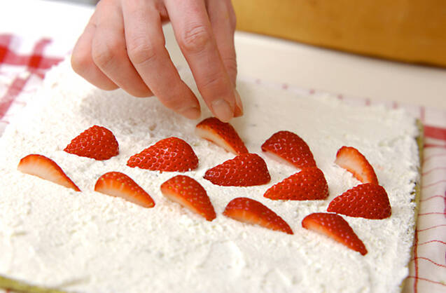 抹茶イチゴロールケーキの作り方の手順10