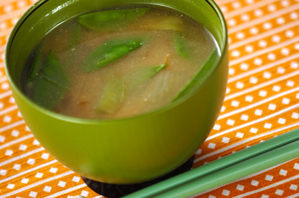 玉ネギとキヌサヤのみそ汁