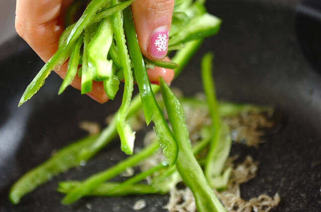 ピーマンのジャコ炒めの作り方の手順2