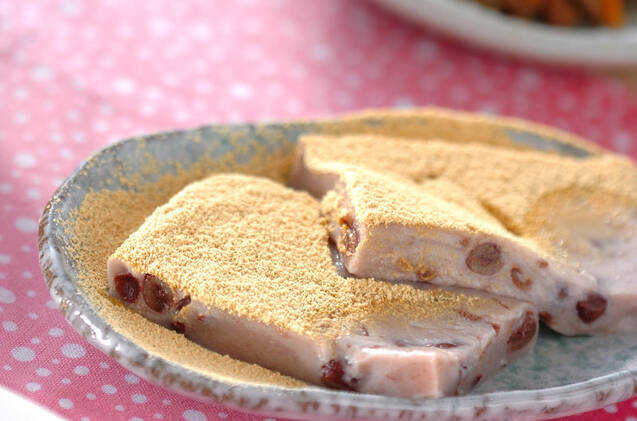 グレー色の皿に盛られた、ココナッツミルク葛餅