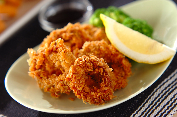 皿にのったカレー風味のいかリングの盛り合わせ