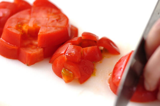 簡単！フレッシュトマトとソーセージのパスタの作り方の手順1
