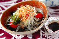 ワカメと玉ネギの和風サラダ