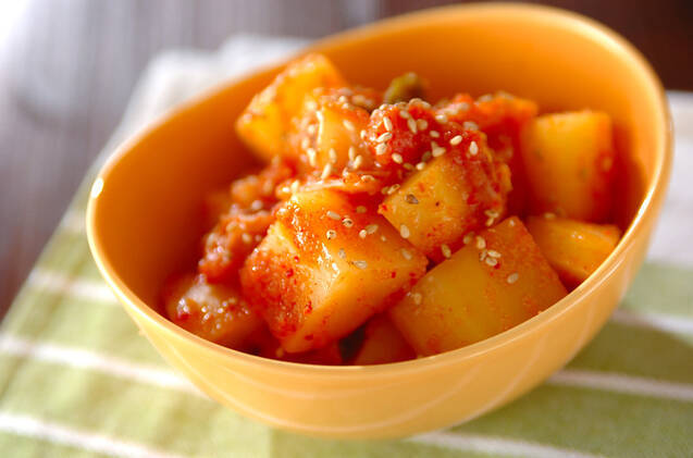 黄色い小鉢に盛り付けた、じゃがいもと明太子を使ったキムチ