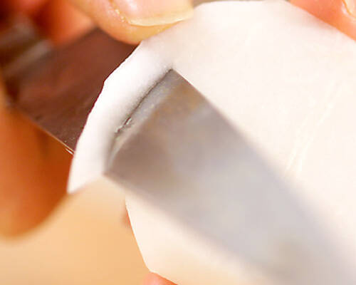 カブと鶏肉の豆板醤スープの作り方の手順1