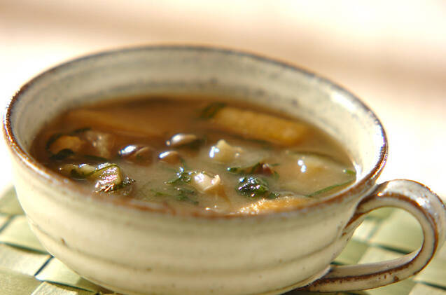 陶器のスープカップに盛りつけられた茄子としめじの香り味噌汁