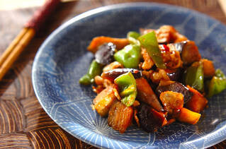 ごはんがすすむ！ナスとピーマンのピリ辛炒め