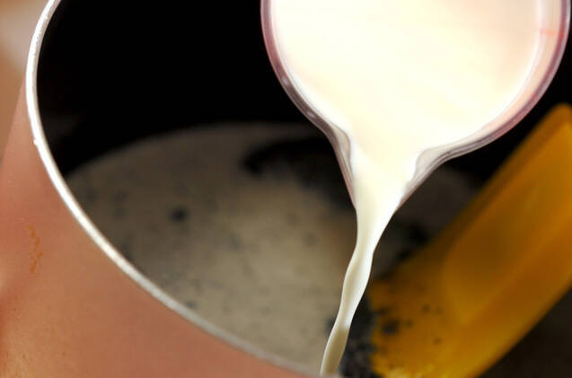 黒ゴマのミルクプリンの作り方の手順2
