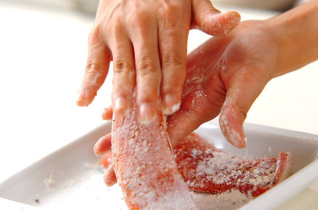 鮭のソテーサワーソースの作り方の手順1