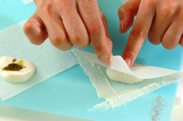 チーズとバジルの揚げ焼きの作り方の手順4