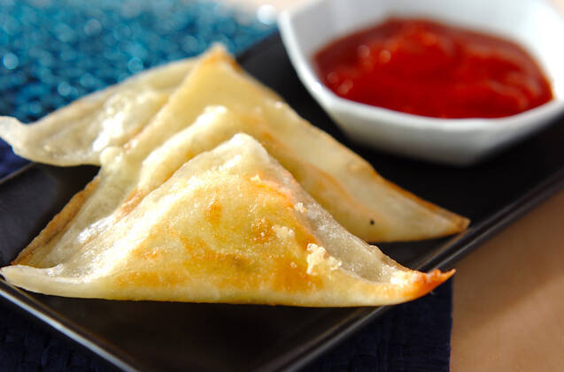 三角に包まれたチーズとバジルの揚げ焼き