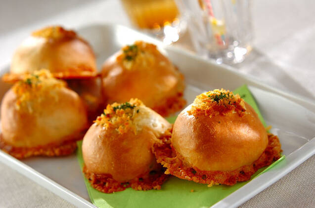 カリカリチーズを底につけた丸い焼きカレーパン