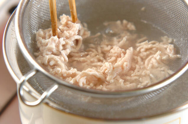 細ネギと鶏ひき肉のピリ辛サラダの作り方の手順2