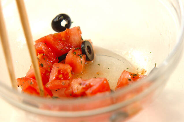 トマトとオリーブのサラダの作り方の手順2
