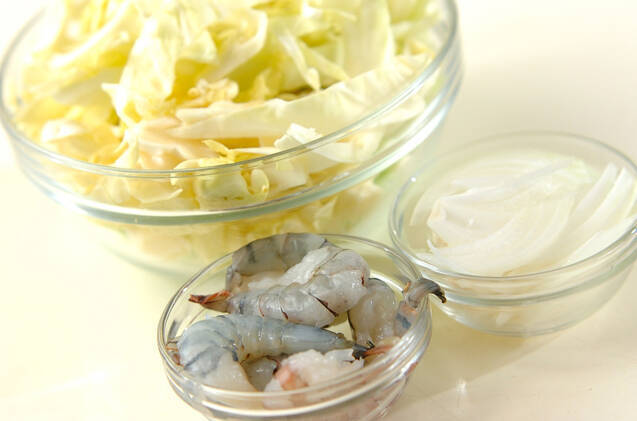 キャベツとエビの豆乳クリーム煮の作り方の手順1