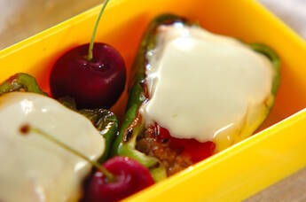 ピーマンの肉詰めチーズ焼き