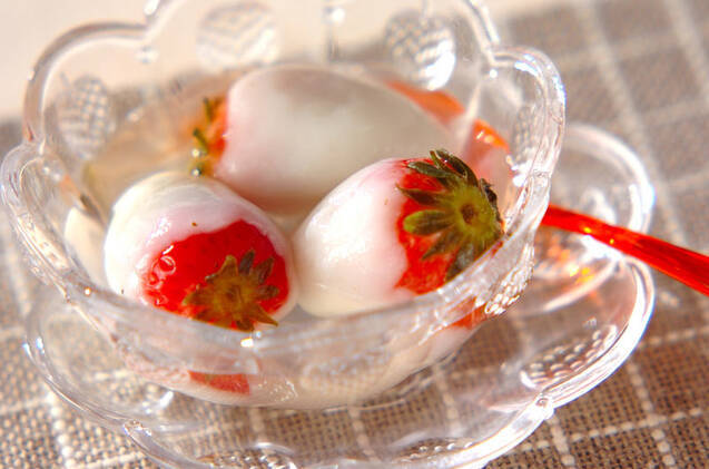 透明な器に盛られたいちご白玉