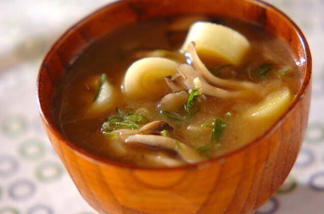 香りと食感を楽しむ白ねぎとマイタケのみそ汁