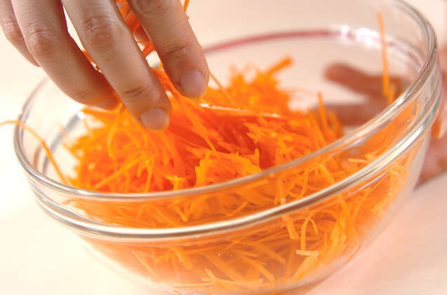 ニンジンと焼きチーズのサラダの作り方の手順1