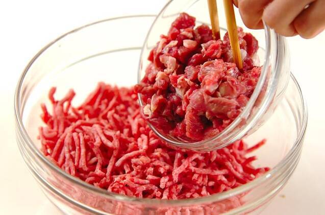 トマト缶で本場の味！絶品キーマカレーの作り方の手順1