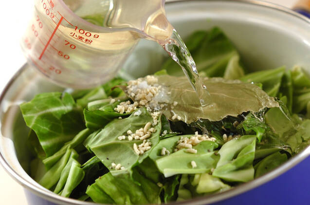 ソーセージと春キャベツの煮物の作り方の手順3