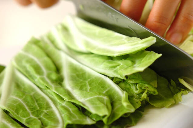 ソーセージと春キャベツの煮物の作り方の手順1