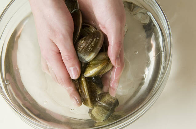 ハマグリのワイン蒸しの作り方の手順1