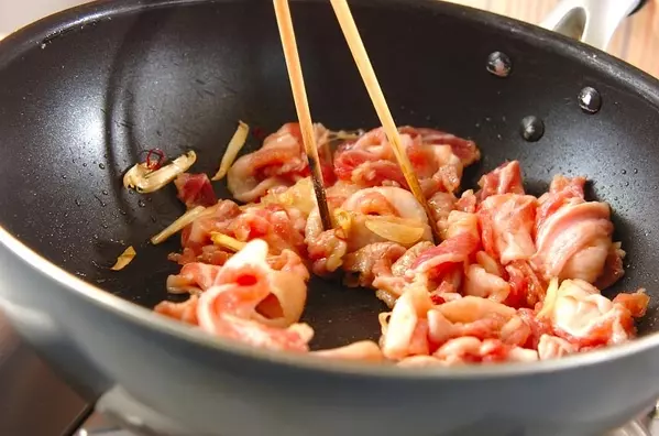 ナンプラーを使って豚肉炒め 意外と簡単に作れるの作り方1