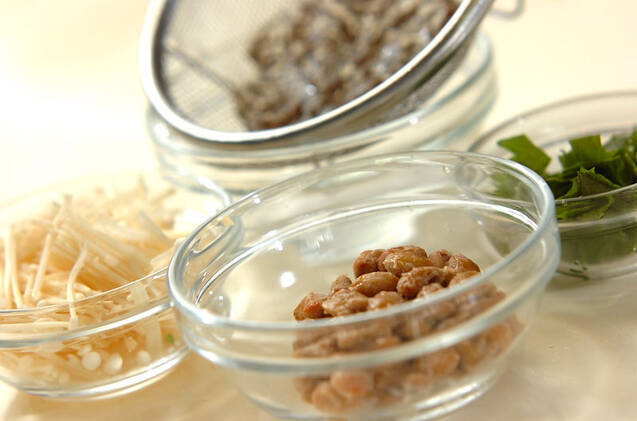 エノキ入り納豆赤出しの作り方の手順1