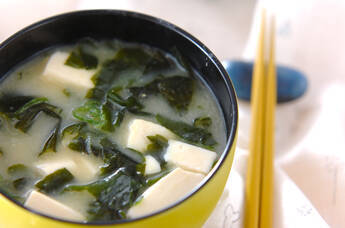 豆腐とワカメの麦みそ汁