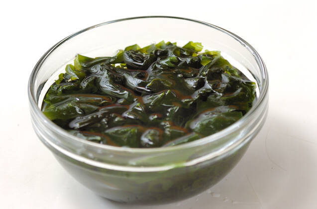 豆腐とワカメの麦みそ汁の作り方の手順2