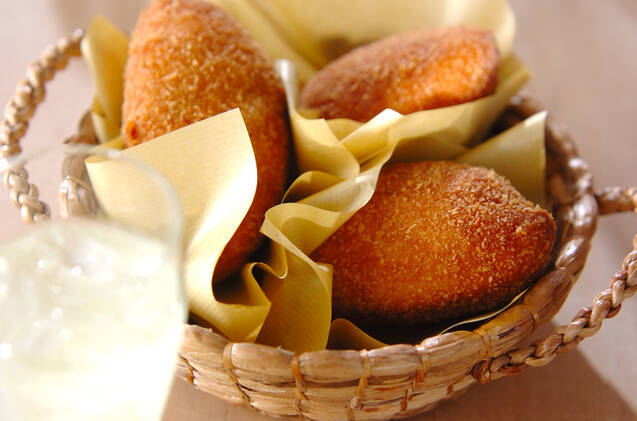 王道のカレーパンが3つ入っているカゴ