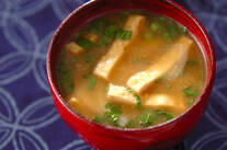 カブと油揚げのみそ汁