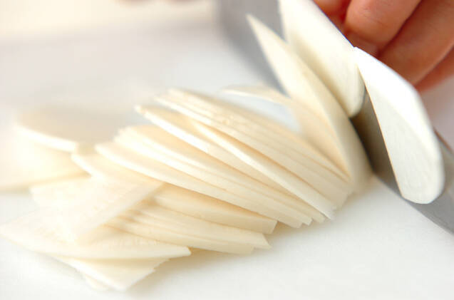 カブと油揚げのみそ汁の作り方の手順1