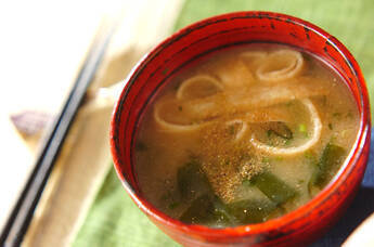 うず巻き麩とワカメのみそ汁