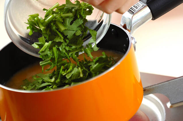 春菊と豆腐のみそ汁の作り方の手順4